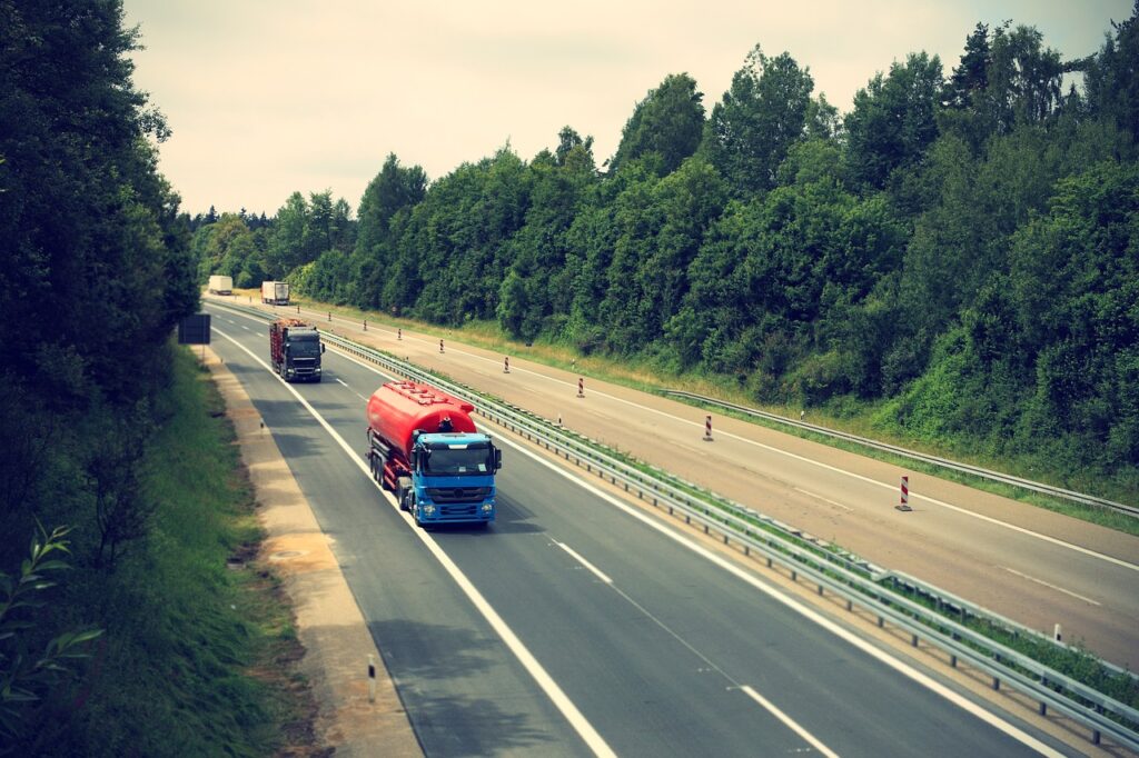 truck, highway, logistics-2138974.jpg